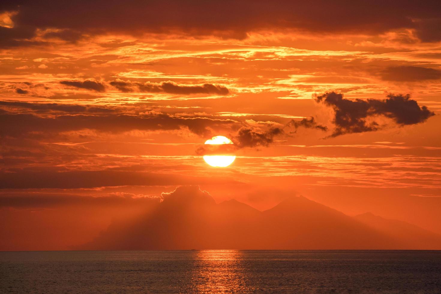 bellissimo tramonto arancione dorato sull'oceano. foto