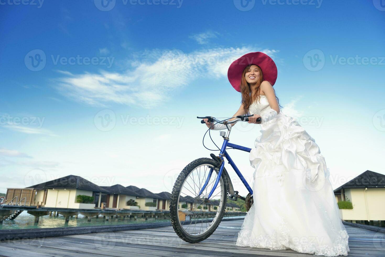 asiatico sposa su spiaggia foto