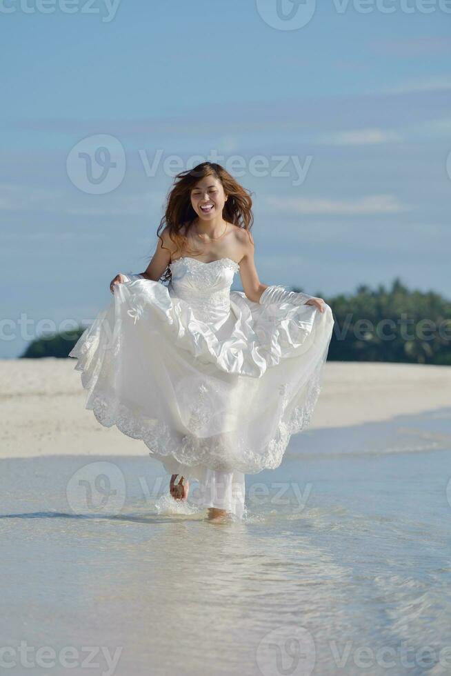 asiatico sposa su spiaggia foto