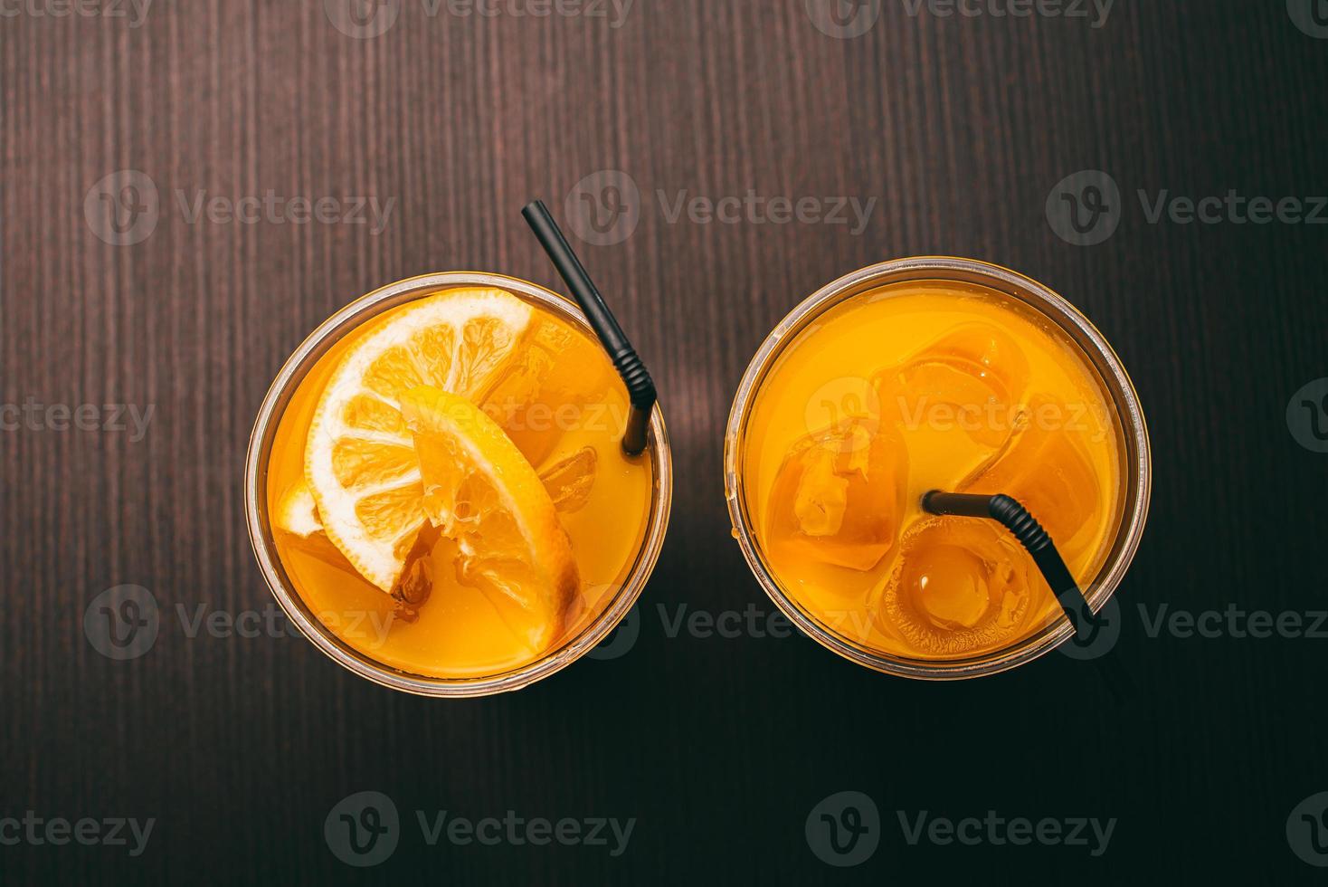 foto vista dall'alto di due bicchieri con limonata su sfondo di legno