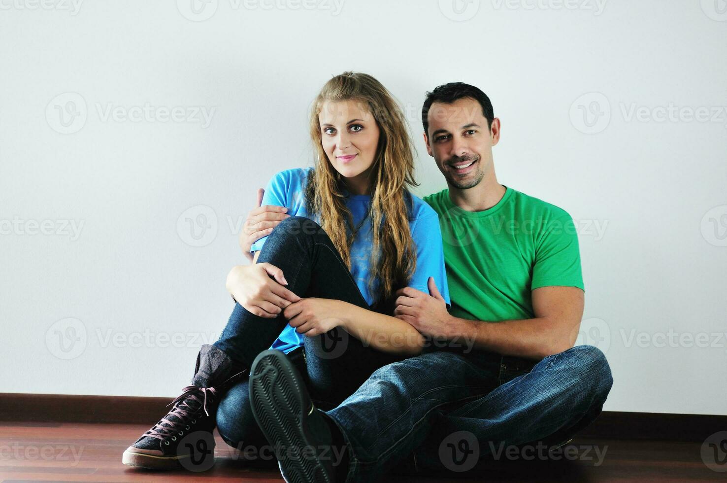 contento coppia nel vuoto appartamento foto