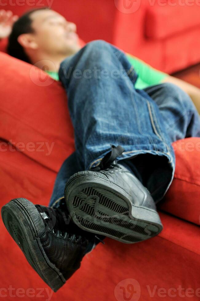 uomo rilassante sul divano foto