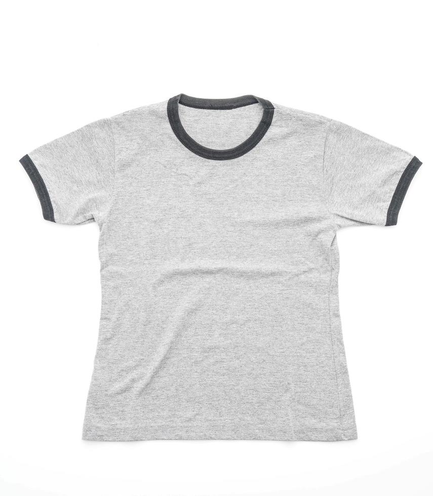 t-shirt piegata camicia su sfondo bianco foto