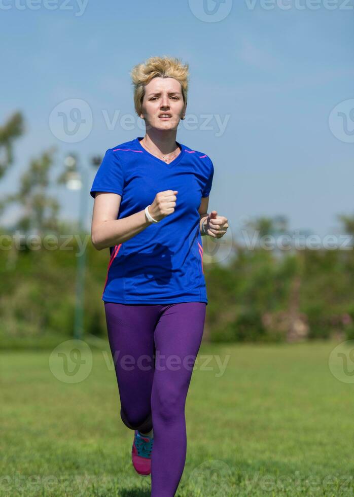 giovane corridore femminile che si allena per la maratona foto