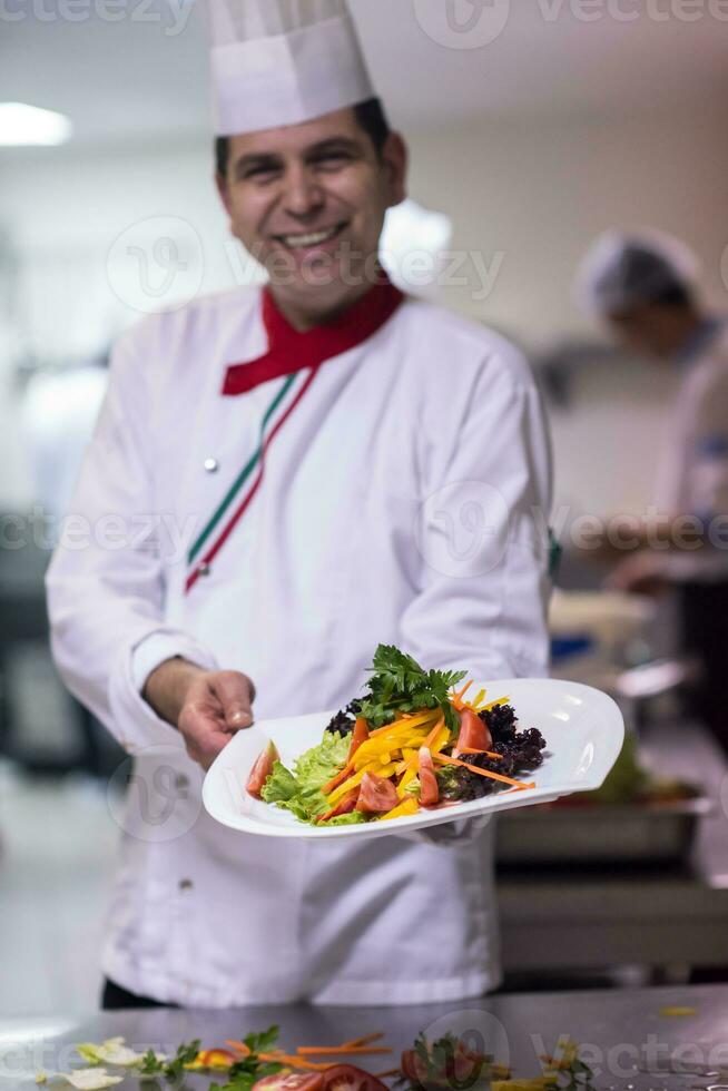 capocuoco mostrando un' piatto di gustoso pasto foto