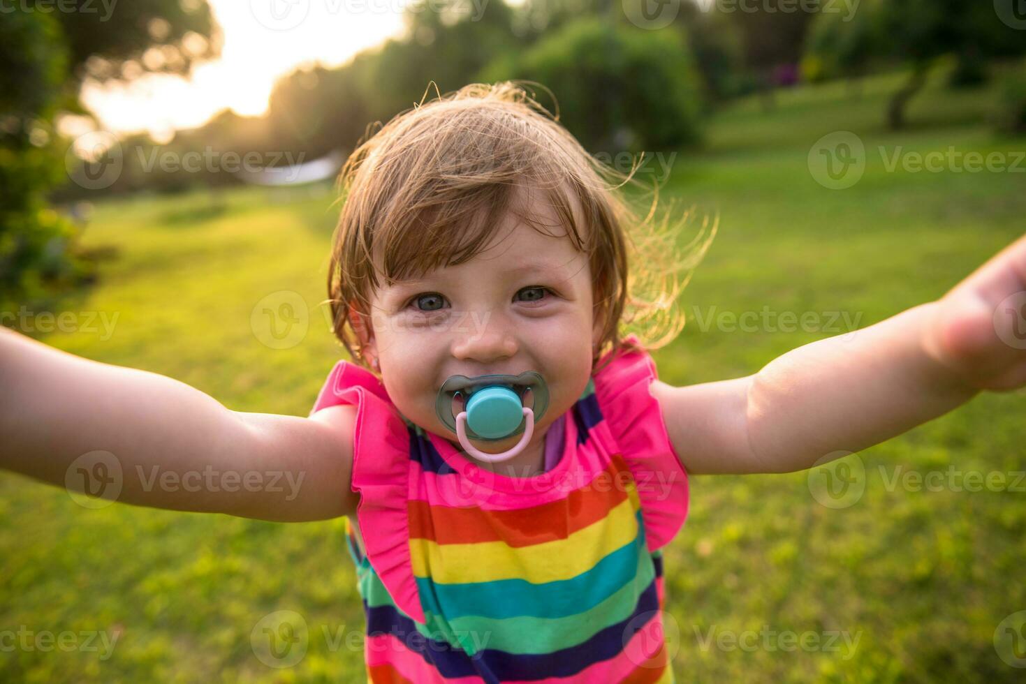 poco ragazza la spesa tempo a Giardino dietro la casa foto