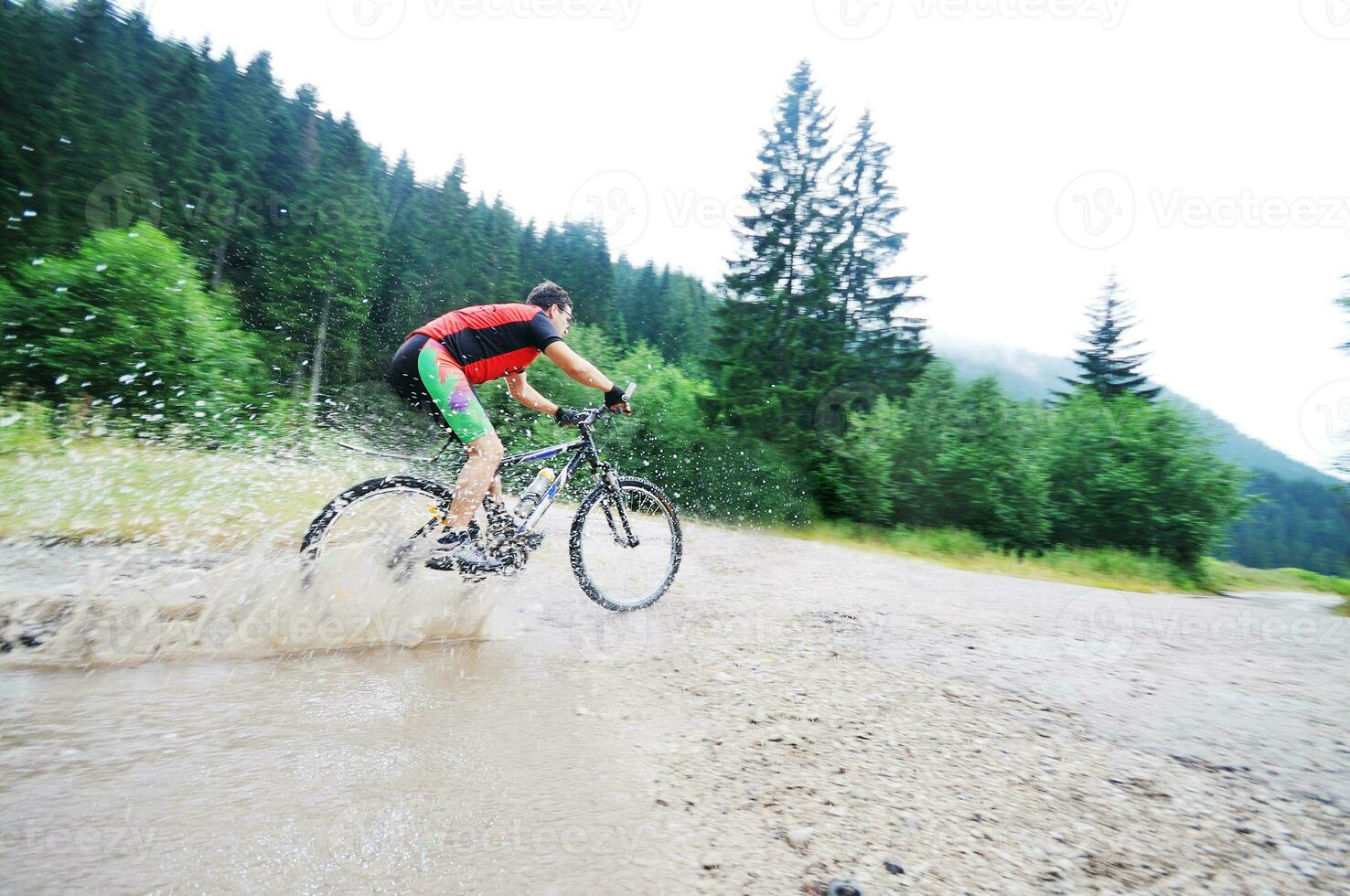 bagnato montare bicicletta cavalcata foto