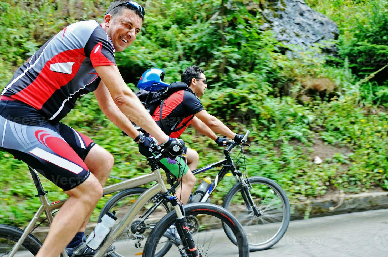 amicizia all'aperto su montagna bicicletta foto