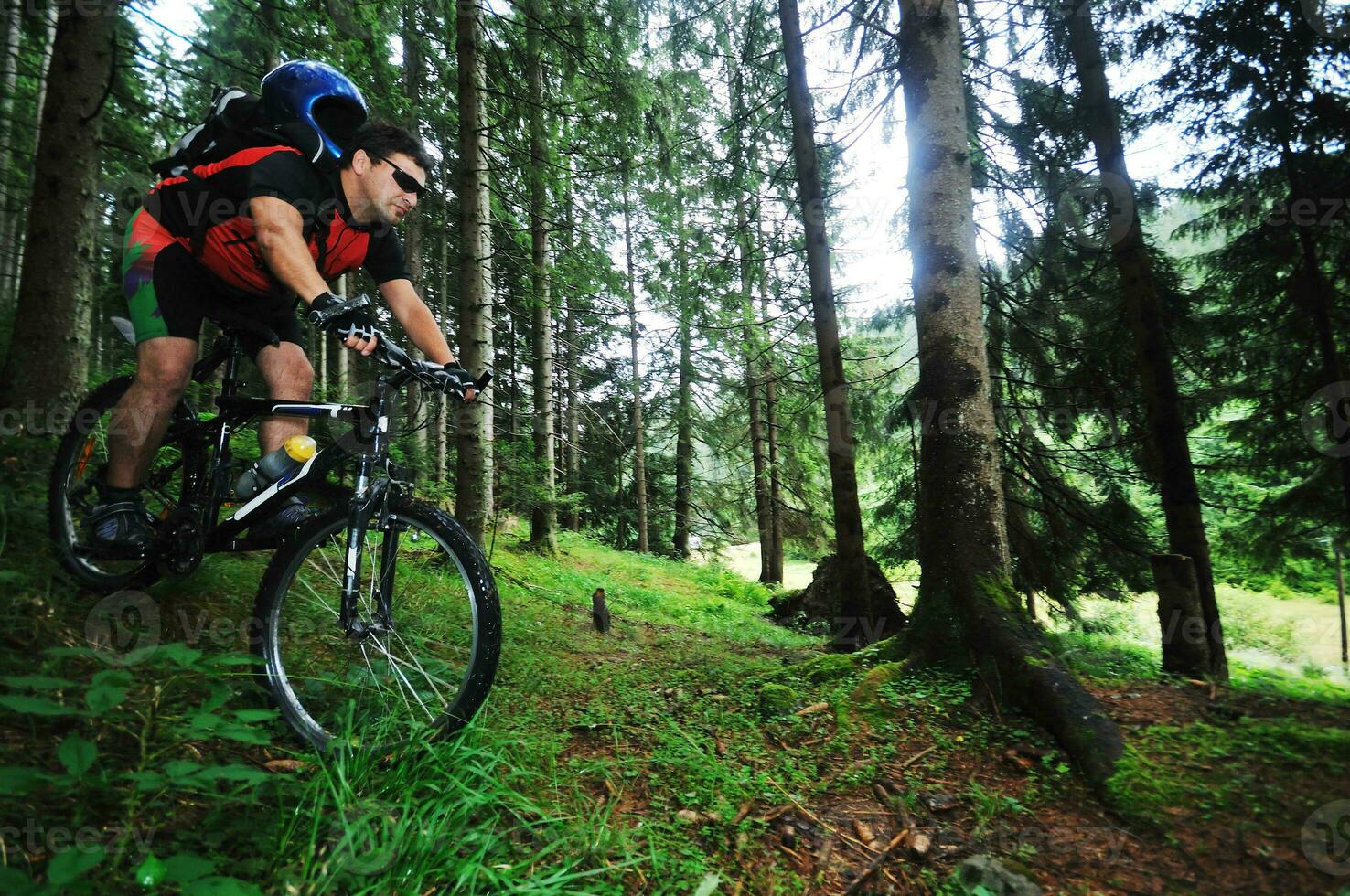 montare bici uomo all'aperto foto