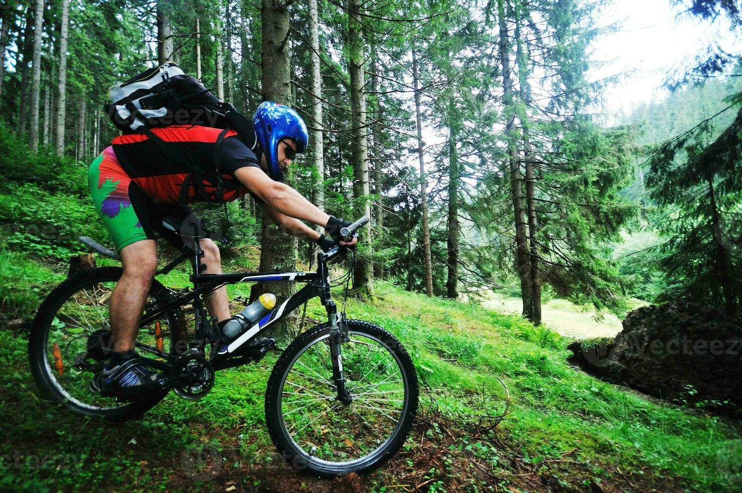 montare bici uomo all'aperto foto