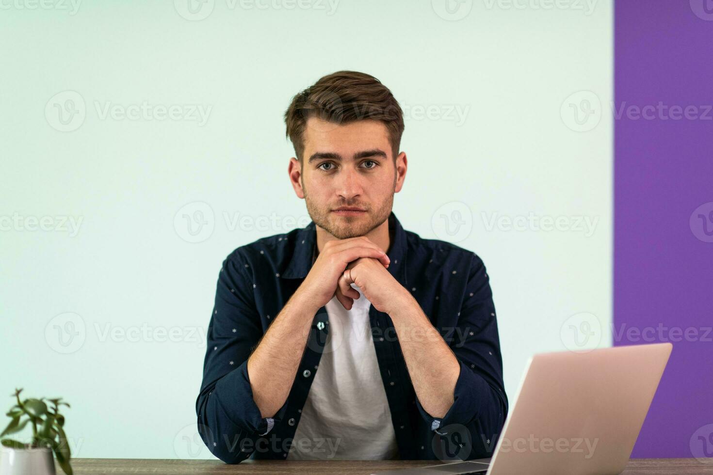 sorridente giovane uomo libero professionista utilizzando il computer portatile studiando in linea Lavorando a partire dal casa foto