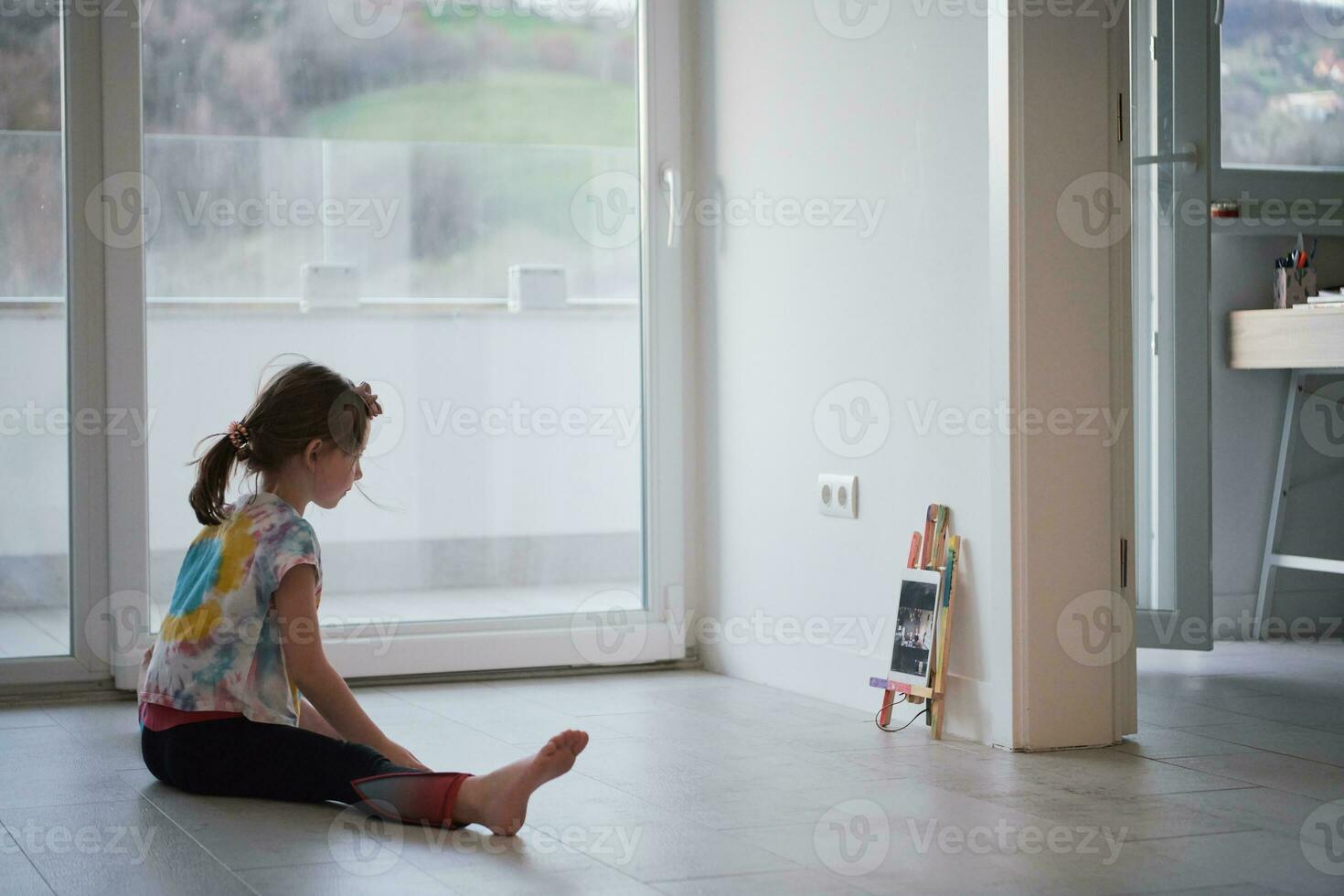 ragazza in linea formazione scolastica balletto classe a casa foto