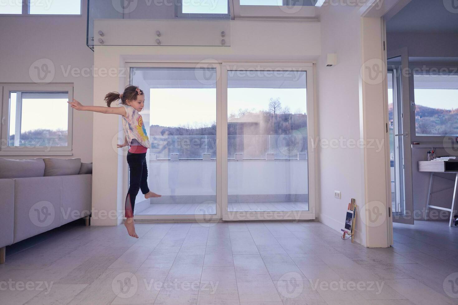 ragazza in linea formazione scolastica balletto classe a casa foto