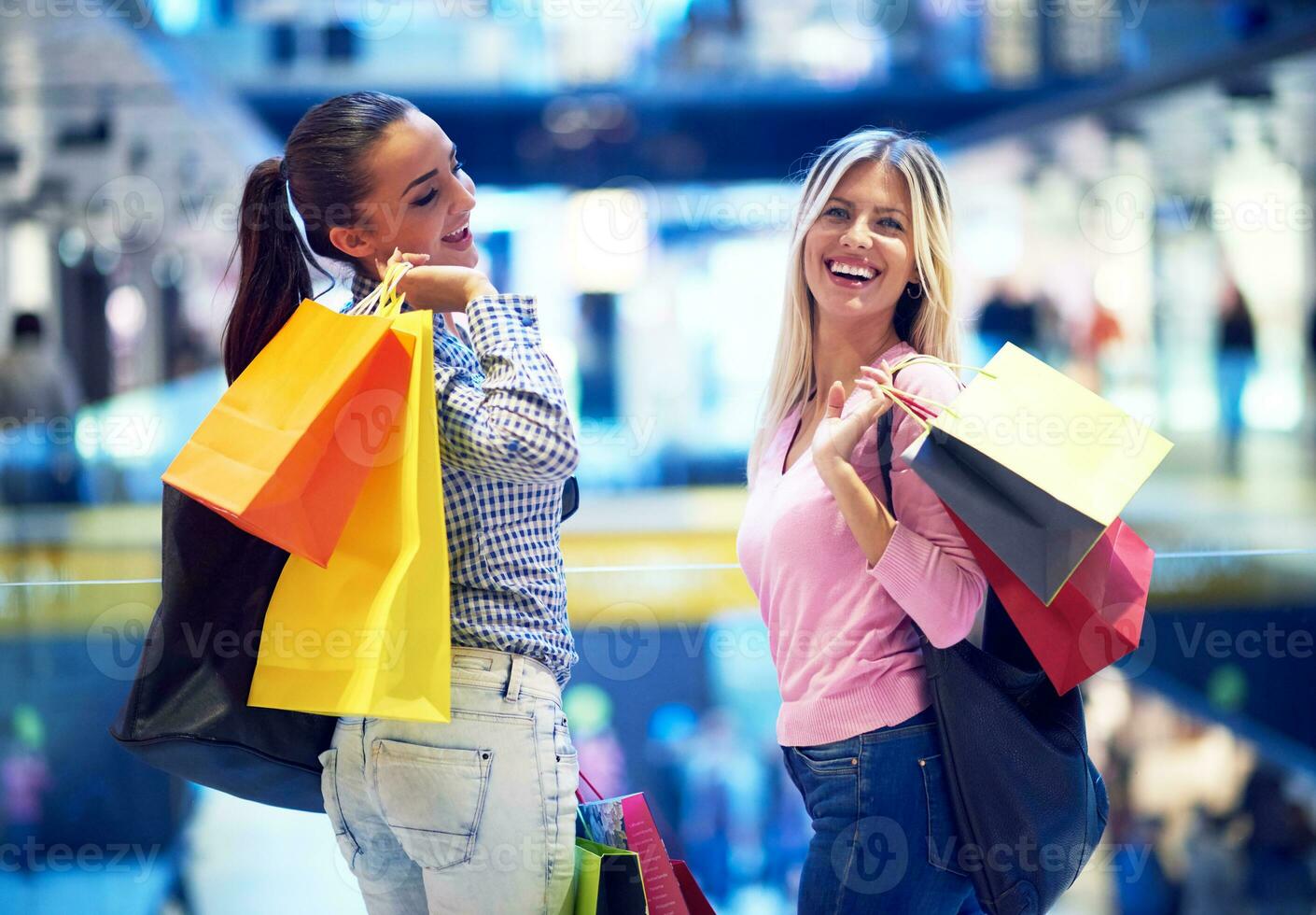 contento giovane ragazze nel shopping centro commerciale foto