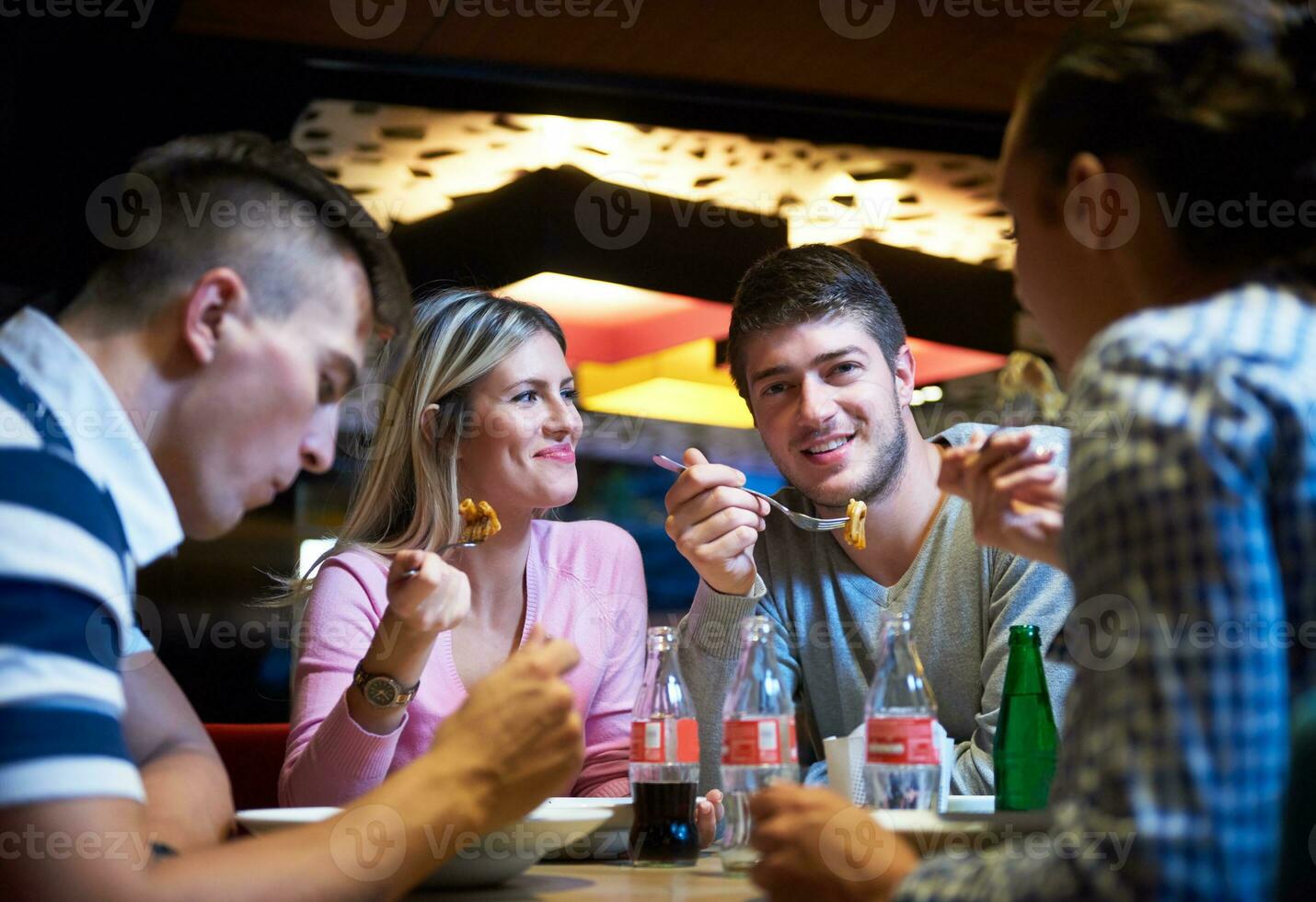 amici avere lanch rompere nel shopping centro commerciale foto