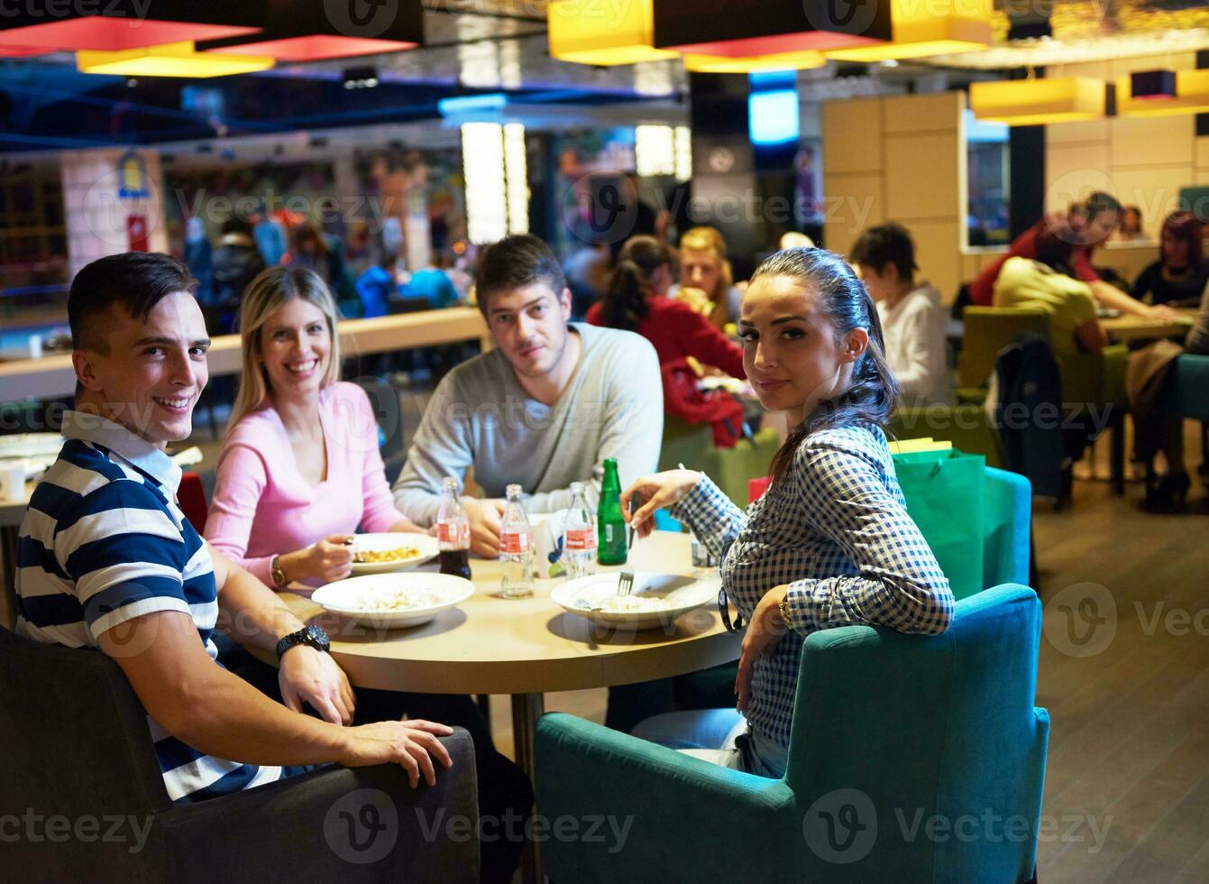 amici avere lanch rompere nel shopping centro commerciale foto