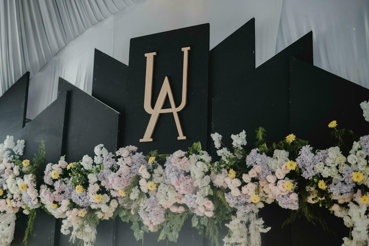 un' nero e bianca nozze cartello con fiori su esso foto