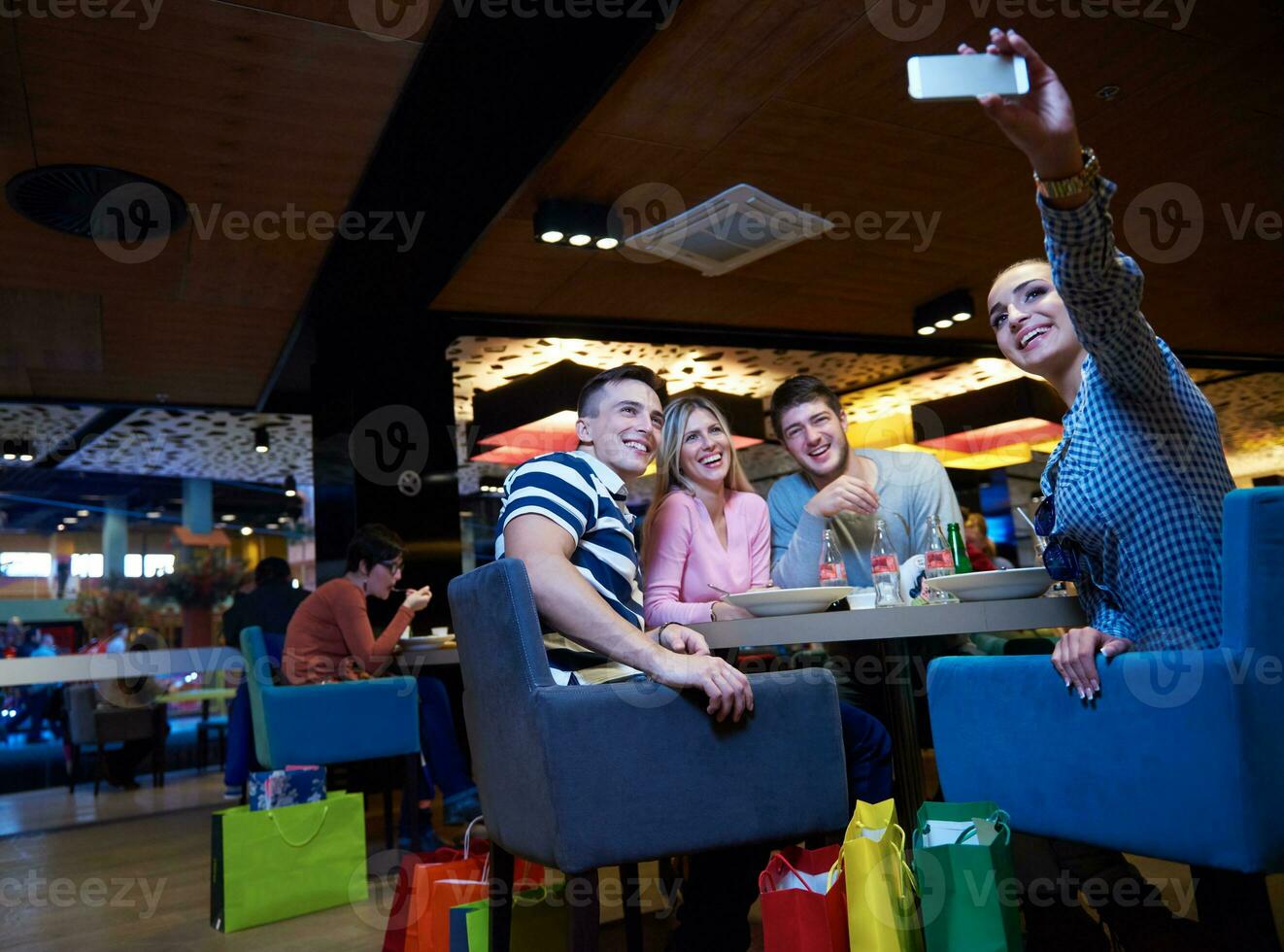 amici avere lanch rompere nel shopping centro commerciale foto