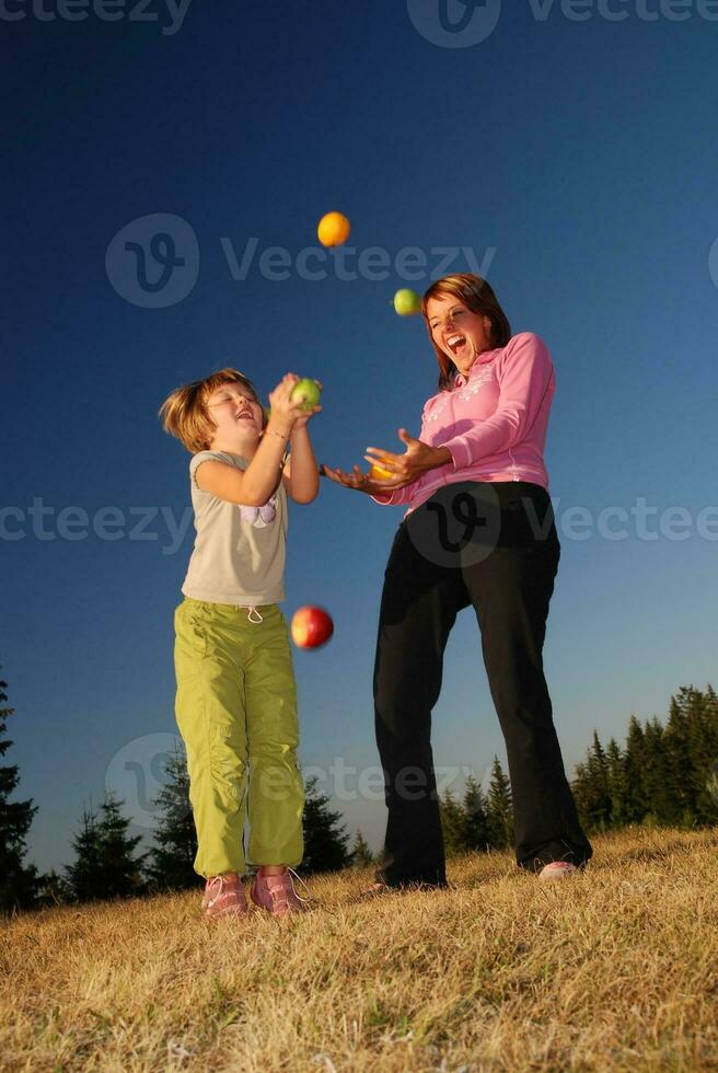 cibo equilibratura concetto con ragazze nel natura foto