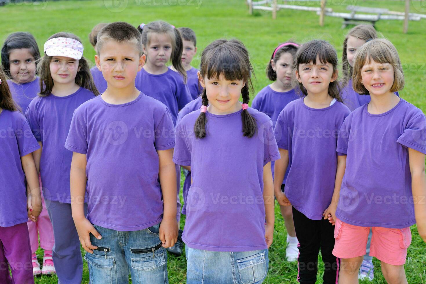 contento bambini gruppo avere divertimento nel natura foto