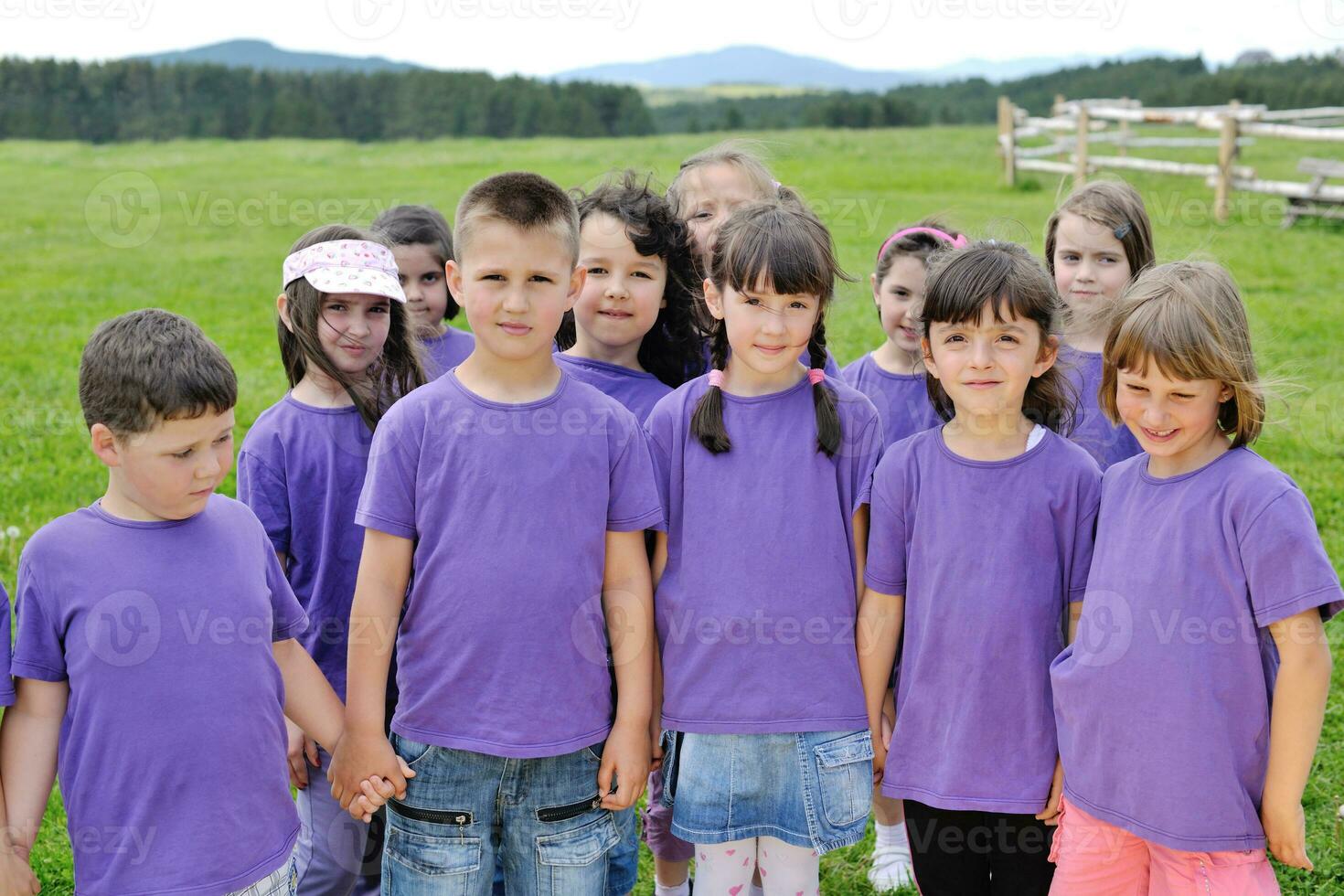 contento bambini gruppo avere divertimento nel natura foto