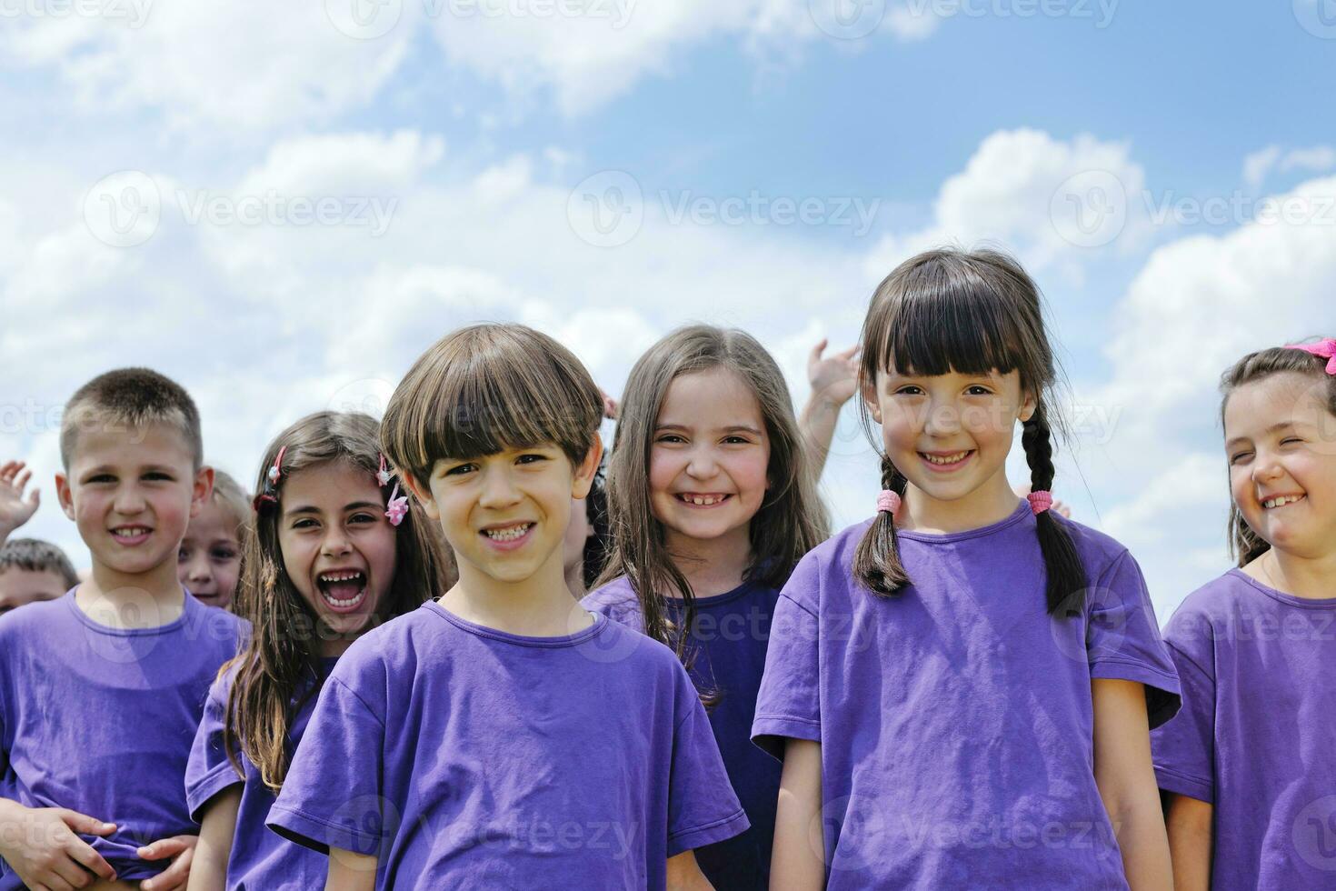 contento bambini gruppo avere divertimento nel natura foto