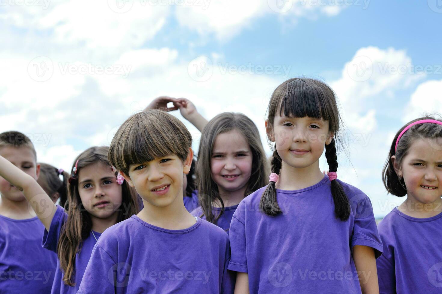 contento bambini gruppo avere divertimento nel natura foto