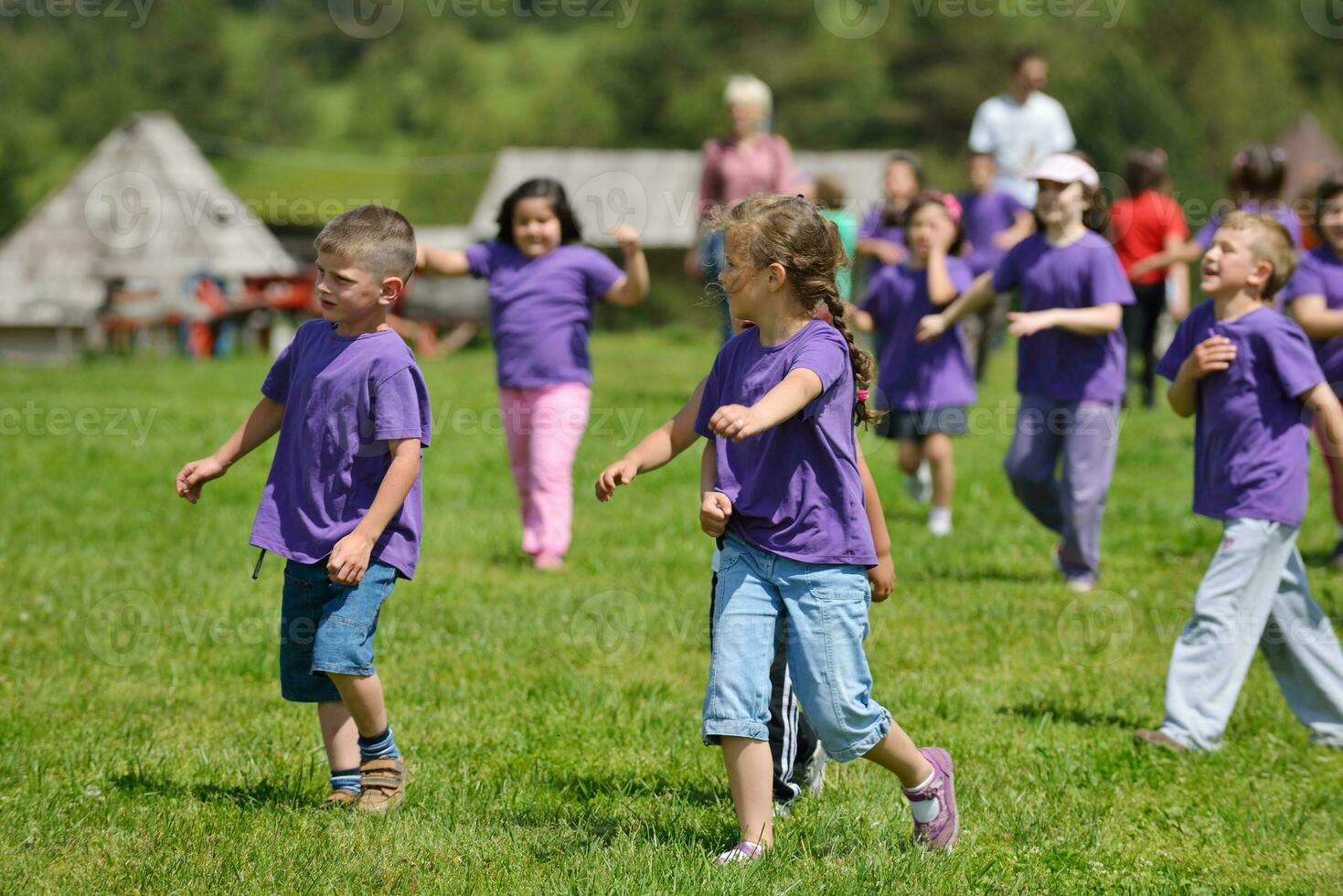 contento bambini gruppo avere divertimento nel natura foto