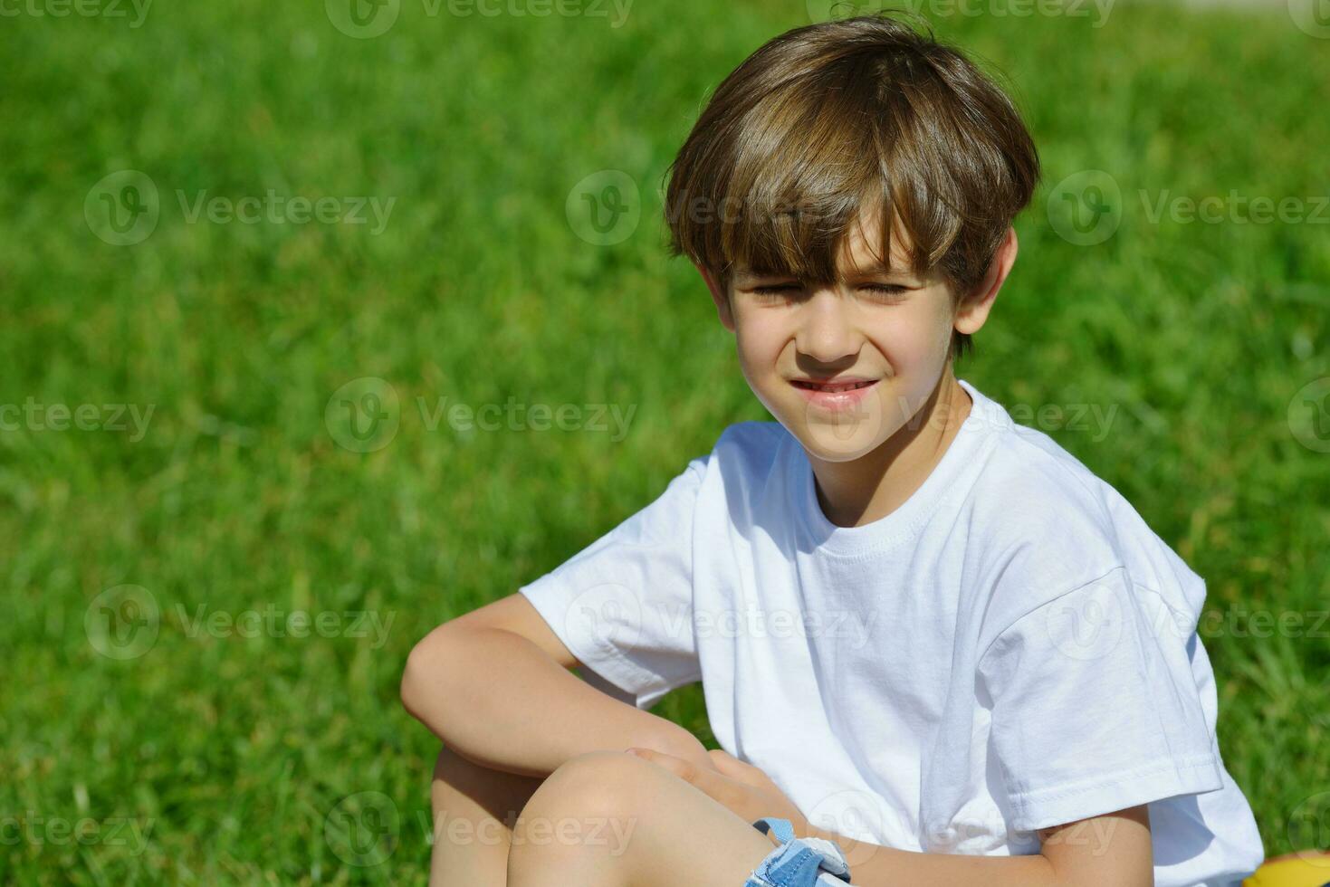 contento bambini gruppo avere divertimento nel natura foto