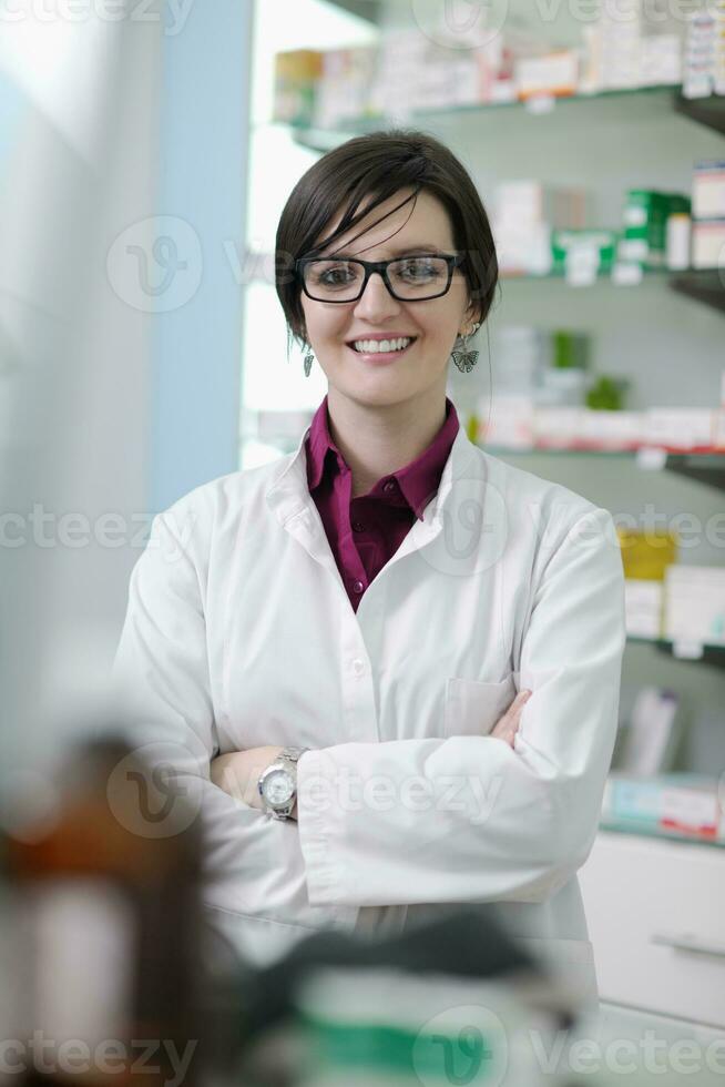 farmacista chimico donna in piedi nel farmacia farmacia foto