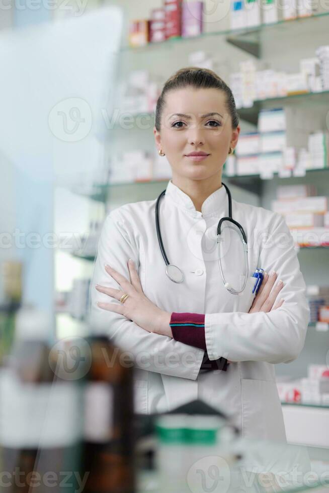 farmacista chimico donna in piedi nel farmacia farmacia foto