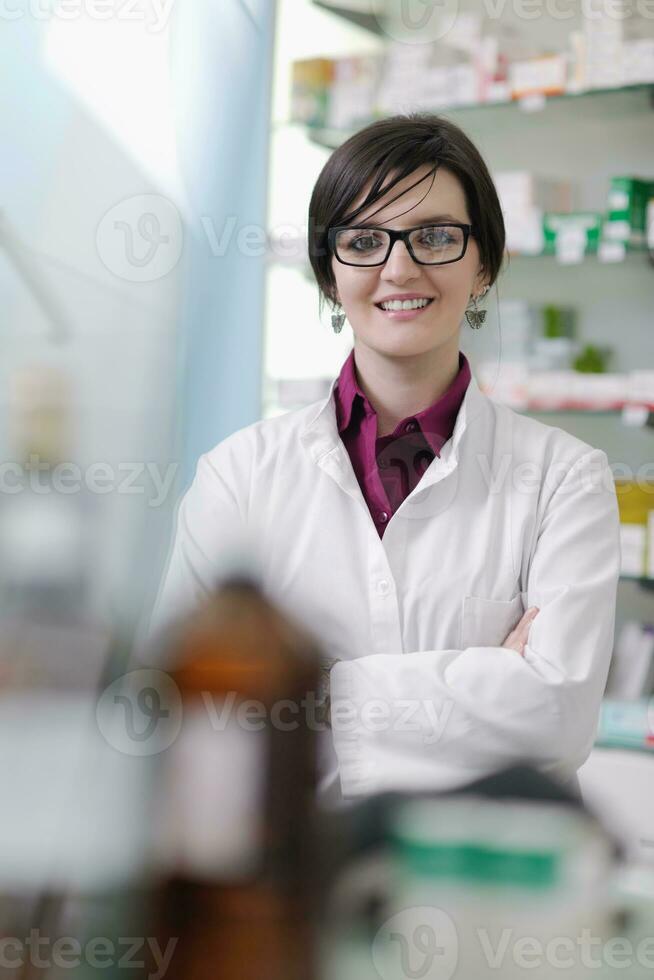 farmacista chimico donna in piedi nel farmacia farmacia foto