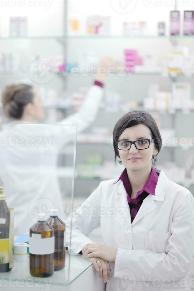 squadra di farmacista chimico donna nel farmacia farmacia foto