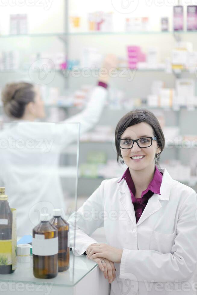 squadra di farmacista chimico donna nel farmacia farmacia foto