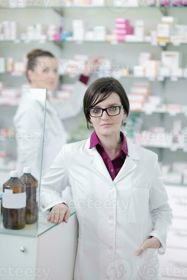 squadra di farmacista chimico donna nel farmacia farmacia foto