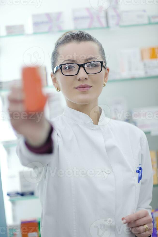 farmacista chimico donna in piedi nel farmacia farmacia foto