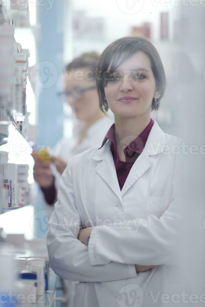 squadra di farmacista chimico donna nel farmacia farmacia foto