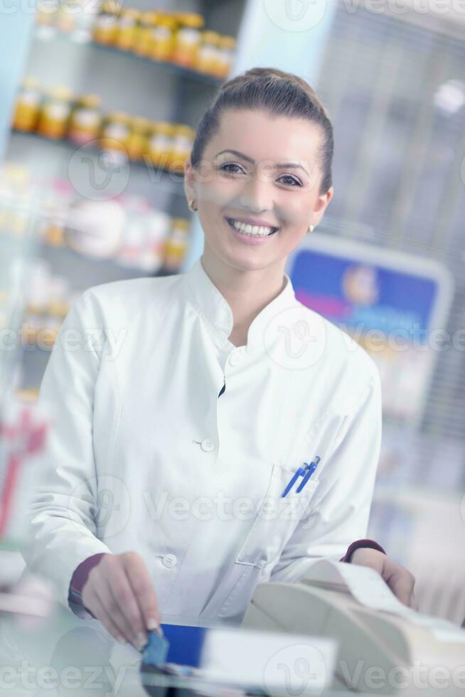 farmacista chimico donna in piedi nel farmacia farmacia foto