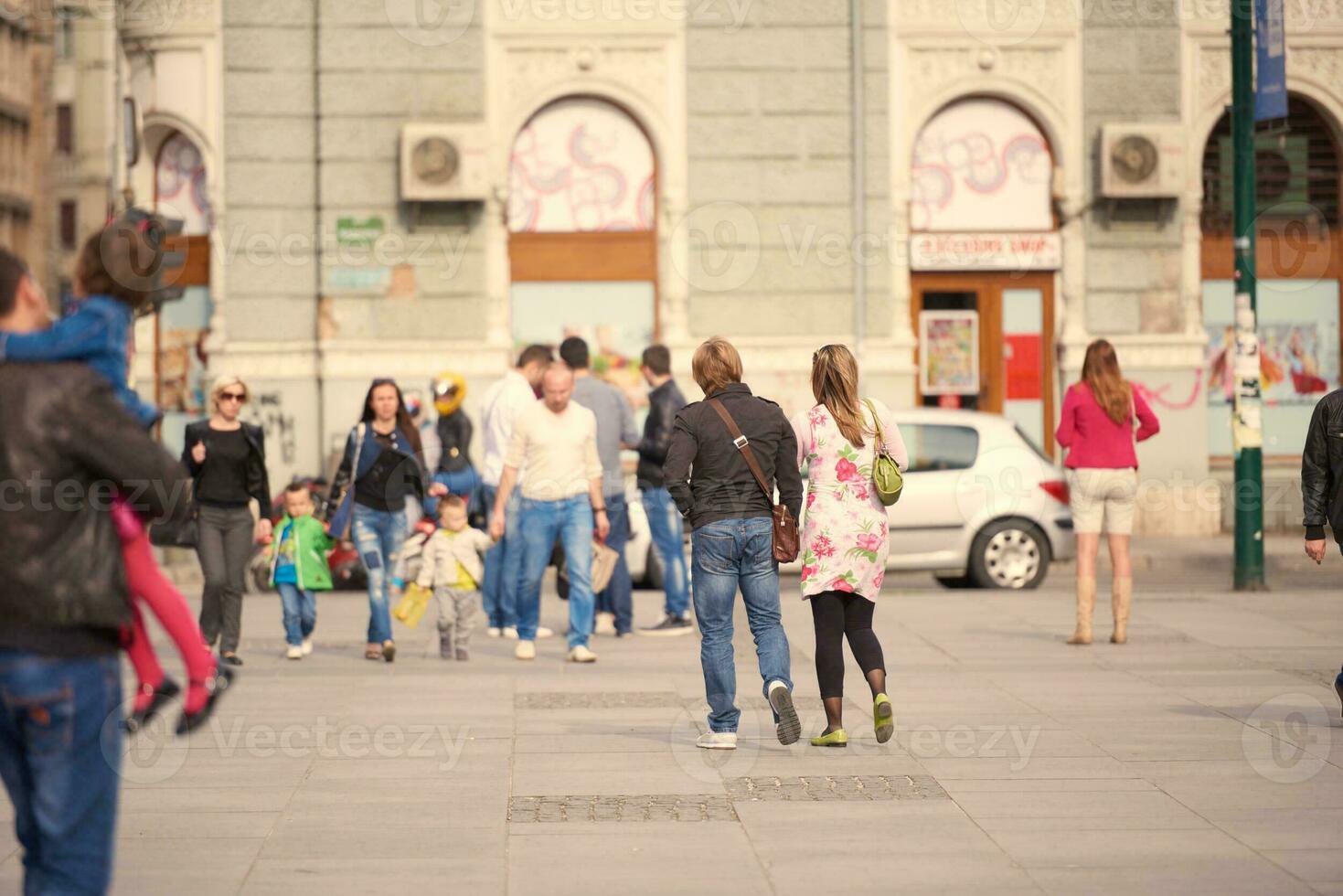 giovane incinta coppia avere divertimento e rilassare foto