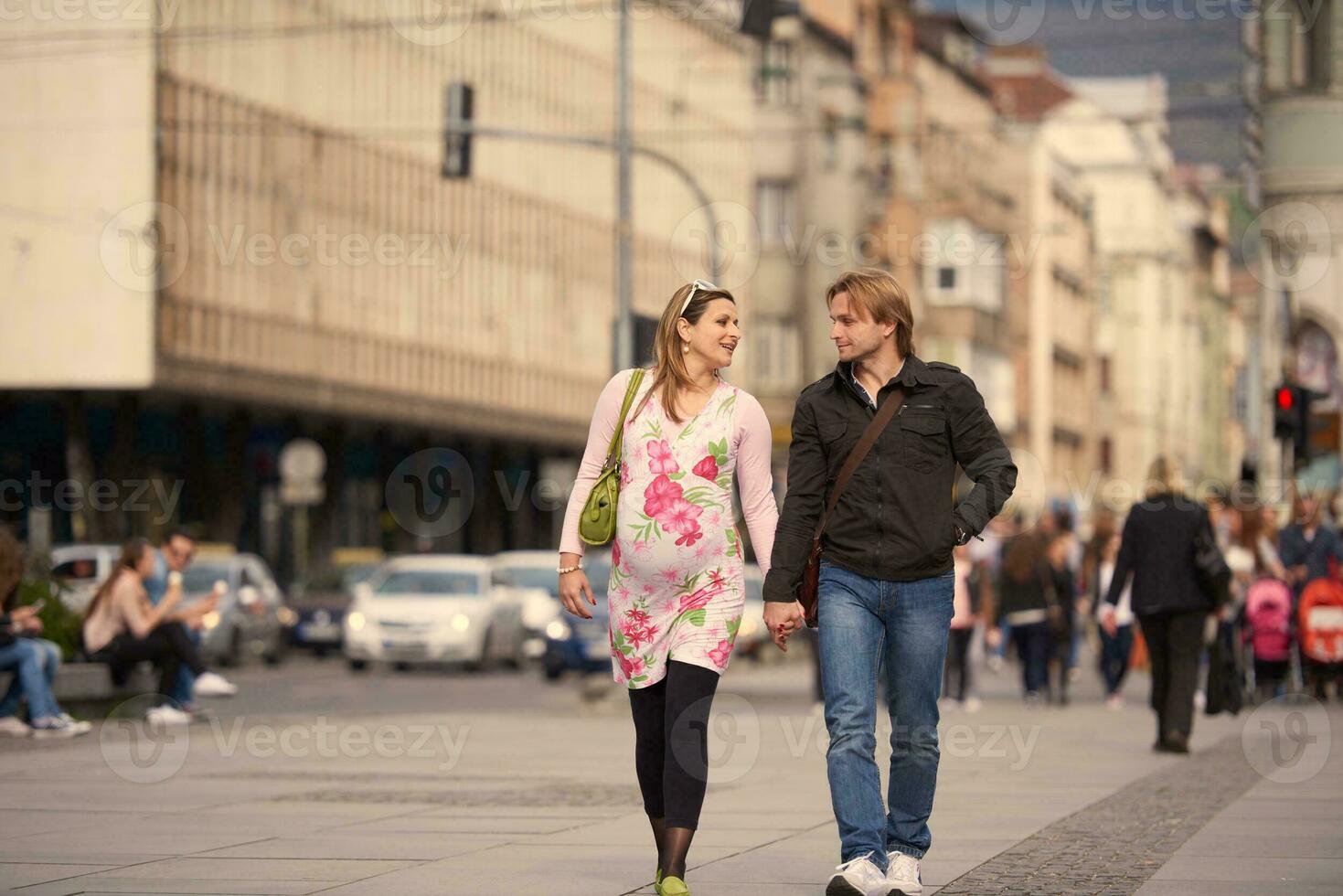 giovane incinta coppia avere divertimento e rilassare foto