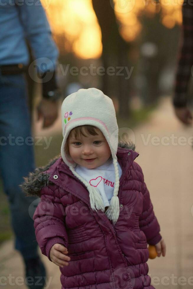 giovane incinta coppia avere divertimento e rilassare foto