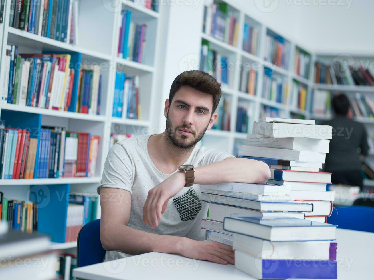 alunno nel scuola biblioteca foto