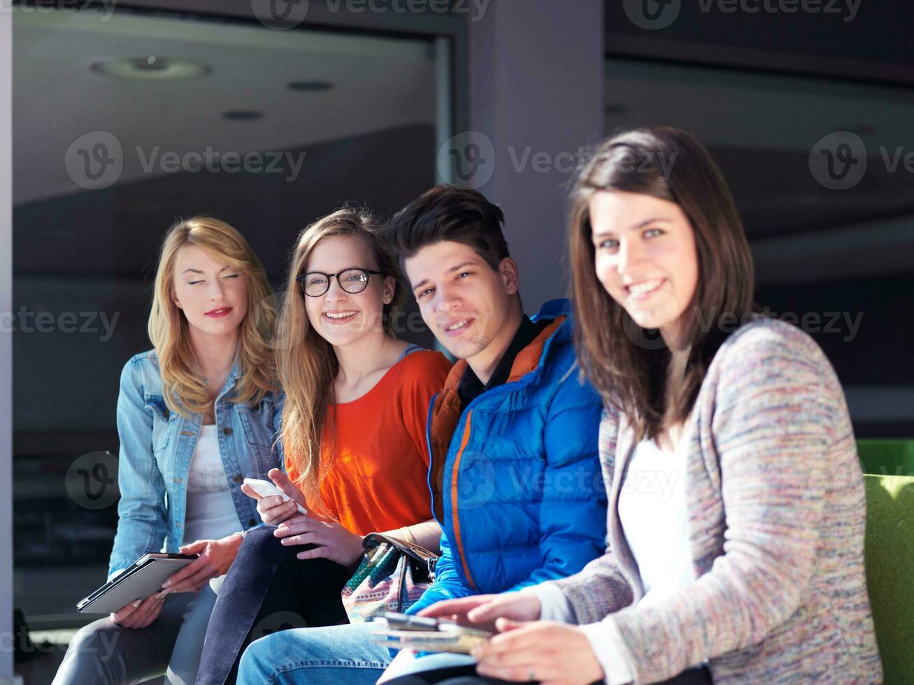 studenti gruppo Lavorando su scuola progetto insieme foto