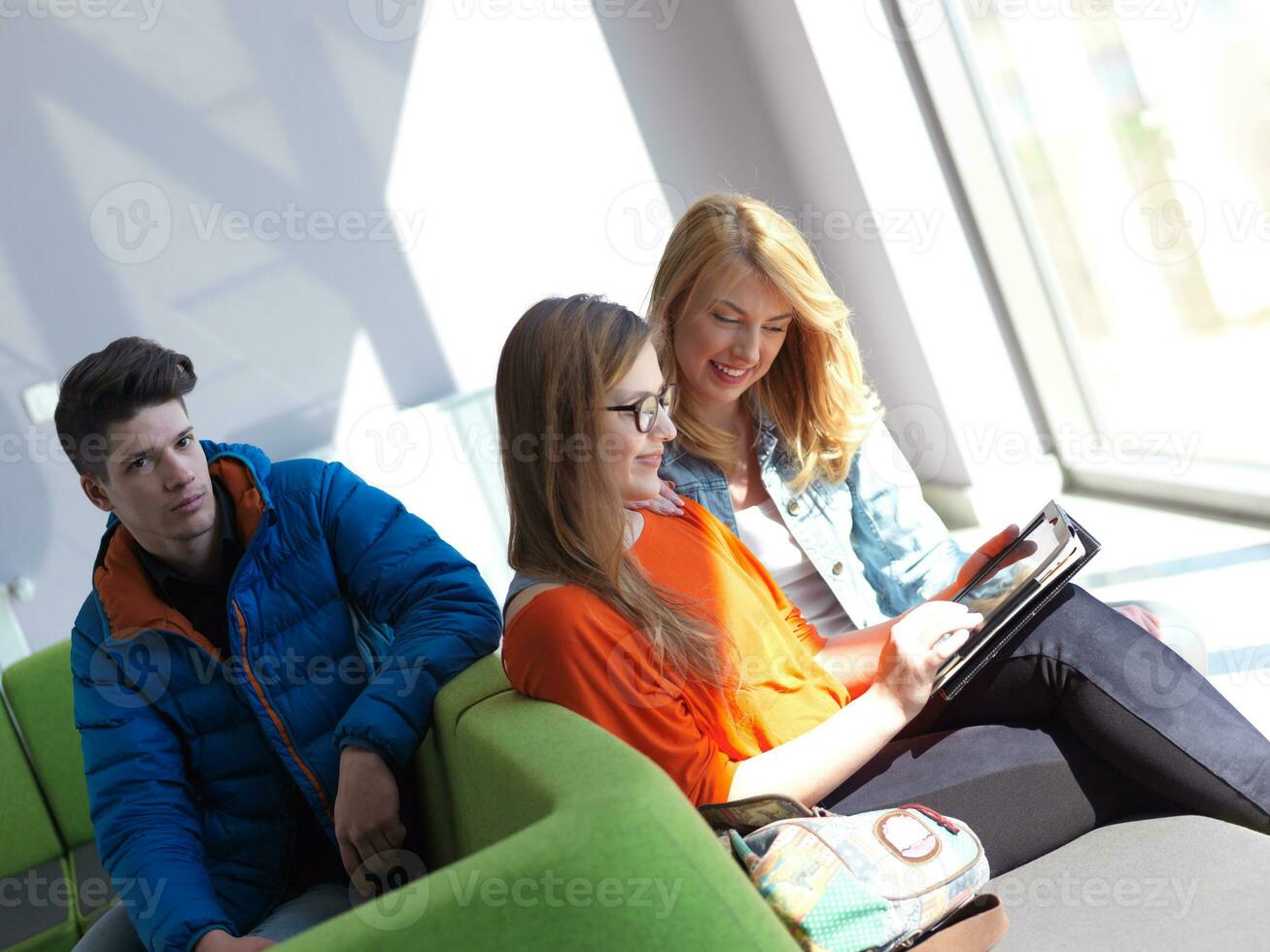 studenti gruppo Lavorando su scuola progetto insieme foto