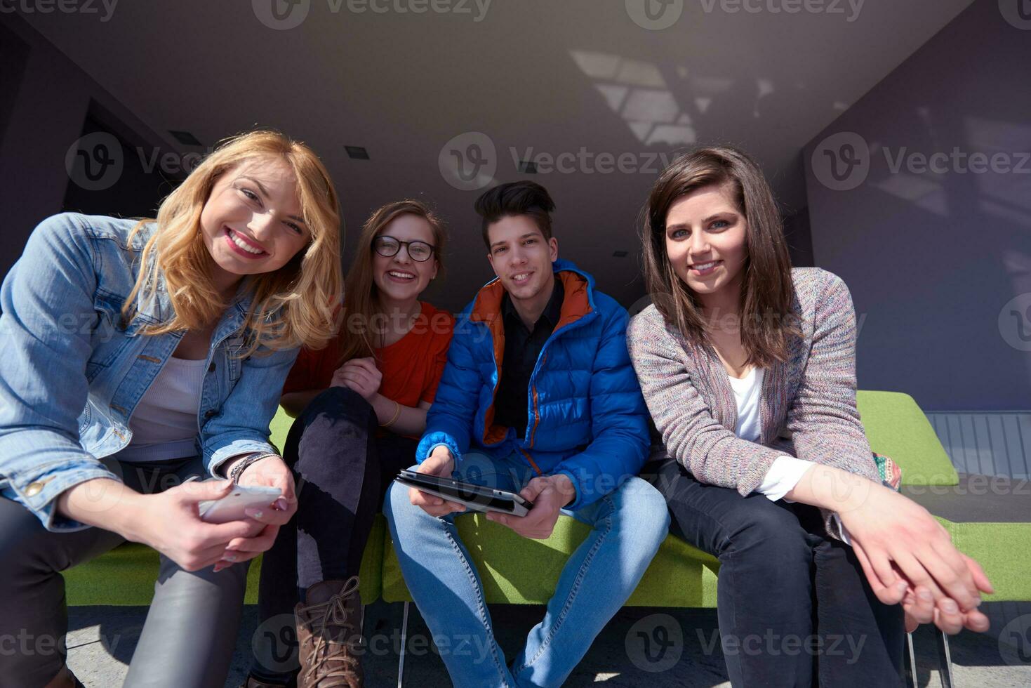 studenti gruppo Lavorando su scuola progetto insieme foto