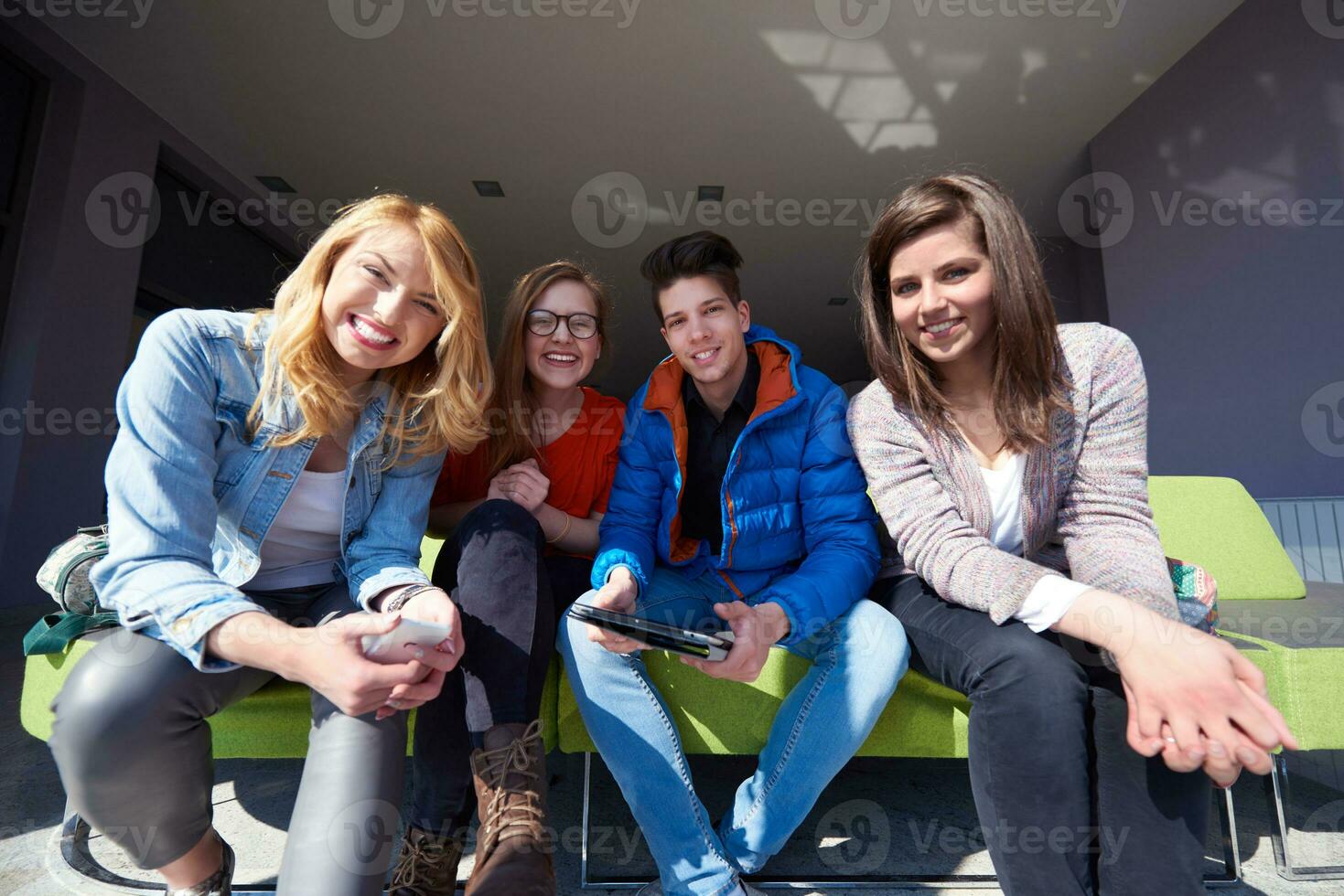 studenti gruppo Lavorando su scuola progetto insieme foto