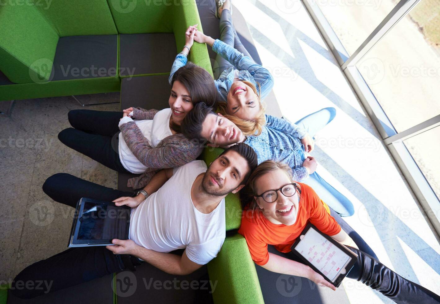 studenti gruppo Lavorando su scuola progetto insieme foto