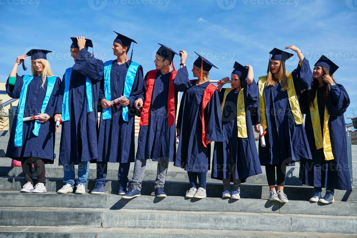 giovane laureati studenti gruppo foto