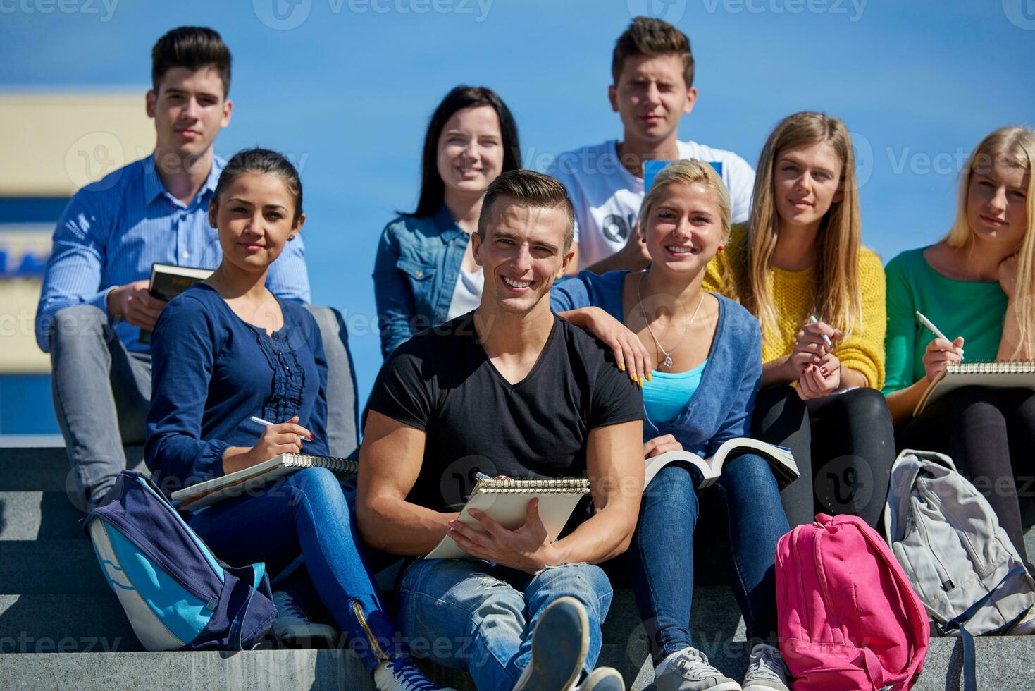 studenti al di fuori seduta su passaggi foto