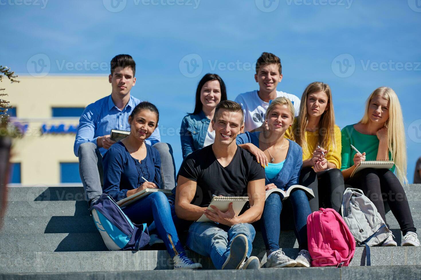 studenti al di fuori seduta su passaggi foto